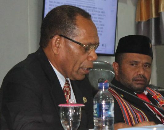 PH Ima Blegur Tuding Bupati Amon Djobo Pengecut Bupati Alor Amon Djobo (kanan) dan Ketua DPRD sementara Walter E. Datemoli, SE.