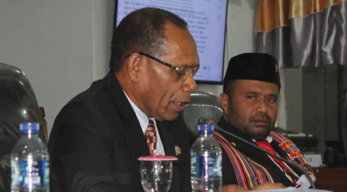 PH Ima Blegur Tuding Bupati Amon Djobo Pengecut Bupati Alor Amon Djobo (kanan) dan Ketua DPRD sementara Walter E. Datemoli, SE.