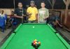 Turnamen Billiard di Alor Rebut Hadiah 5 Juta Rupiah Pemilik Margareth Billiar, Goliat Saiputa (tengah), foto bersama dua peserta lomba Billiard di Beldang, Kalabahi, Jumat (26/7). (Sumber: Goliat Saiputa).