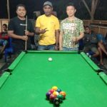 Turnamen Billiard di Alor Rebut Hadiah 5 Juta Rupiah Pemilik Margareth Billiar, Goliat Saiputa (tengah), foto bersama dua peserta lomba Billiard di Beldang, Kalabahi, Jumat (26/7). (Sumber: Goliat Saiputa).