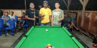 Turnamen Billiard di Alor Rebut Hadiah 5 Juta Rupiah Pemilik Margareth Billiar, Goliat Saiputa (tengah), foto bersama dua peserta lomba Billiard di Beldang, Kalabahi, Jumat (26/7). (Sumber: Goliat Saiputa).