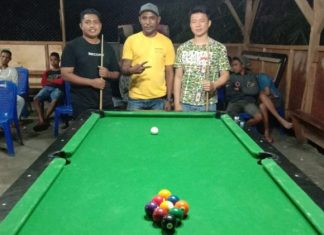 Turnamen Billiard di Alor Rebut Hadiah 5 Juta Rupiah Pemilik Margareth Billiar, Goliat Saiputa (tengah), foto bersama dua peserta lomba Billiard di Beldang, Kalabahi, Jumat (26/7). (Sumber: Goliat Saiputa).