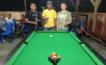 Turnamen Billiard di Alor Rebut Hadiah 5 Juta Rupiah Pemilik Margareth Billiar, Goliat Saiputa (tengah), foto bersama dua peserta lomba Billiard di Beldang, Kalabahi, Jumat (26/7). (Sumber: Goliat Saiputa).