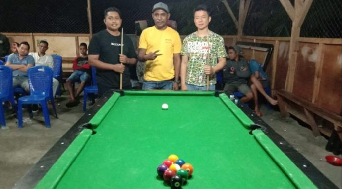 Turnamen Billiard di Alor Rebut Hadiah 5 Juta Rupiah Pemilik Margareth Billiar, Goliat Saiputa (tengah), foto bersama dua peserta lomba Billiard di Beldang, Kalabahi, Jumat (26/7). (Sumber: Goliat Saiputa).