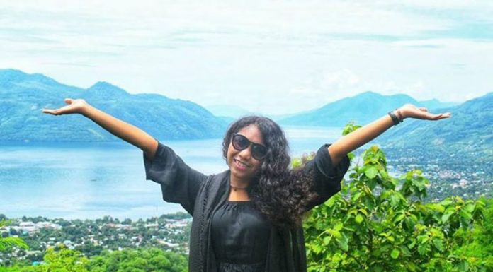 Graha Christy Blegur Kagum Lukisan Tuhan di Alor Graha Christy Blegur, saat berlibur ke Alor, NTT.