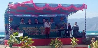 Laiskodat Buka Festival Panggil Ikan Dugong di Alor Gubernur NTT Viktor Buntilu Laiskodat ketika membuka Festival Panggil Ikan Dugong di Pantai Mali, Alor, Jumat (19/7).