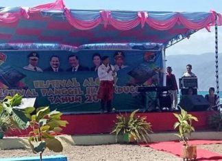 Laiskodat Buka Festival Panggil Ikan Dugong di Alor Gubernur NTT Viktor Buntilu Laiskodat ketika membuka Festival Panggil Ikan Dugong di Pantai Mali, Alor, Jumat (19/7).