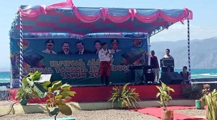 Laiskodat Buka Festival Panggil Ikan Dugong di Alor Gubernur NTT Viktor Buntilu Laiskodat ketika membuka Festival Panggil Ikan Dugong di Pantai Mali, Alor, Jumat (19/7).