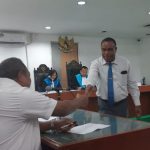 Imanuel Blegur Bantah Mendagri Soal Pelantikan Bupati Alor Sesuai Prosedur UU Dr. Imanuel E. Blegur (duduk) sedang salaman dengan Kepala BKSDM Alor Sonny Alelang di Sidang TUN Jakarta waktu lalu.