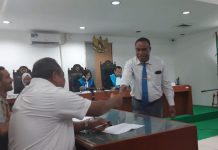Imanuel Blegur Bantah Mendagri Soal Pelantikan Bupati Alor Sesuai Prosedur UU Dr. Imanuel E. Blegur (duduk) sedang salaman dengan Kepala BKSDM Alor Sonny Alelang di Sidang TUN Jakarta waktu lalu.