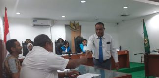 Imanuel Blegur Bantah Mendagri Soal Pelantikan Bupati Alor Sesuai Prosedur UU Dr. Imanuel E. Blegur (duduk) sedang salaman dengan Kepala BKSDM Alor Sonny Alelang di Sidang TUN Jakarta waktu lalu.