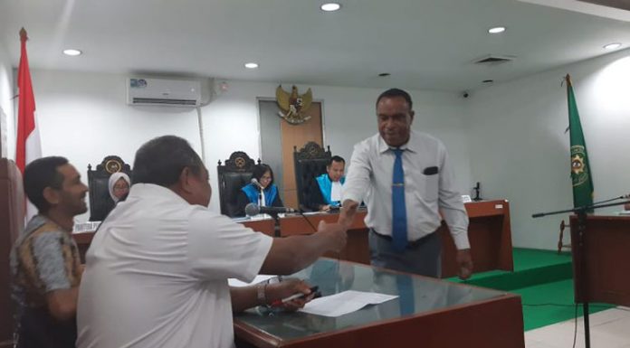 Imanuel Blegur Bantah Mendagri Soal Pelantikan Bupati Alor Sesuai Prosedur UU Dr. Imanuel E. Blegur (duduk) sedang salaman dengan Kepala BKSDM Alor Sonny Alelang di Sidang TUN Jakarta waktu lalu.