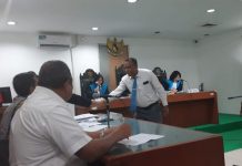 Imanuel Blegur Beberkan Alasannya Gugat SK Mendagri Dr. Imanuel E. Blegur (duduk) ketika menghadiri sidang gugatan Administratif di PTUN Jakarta.
