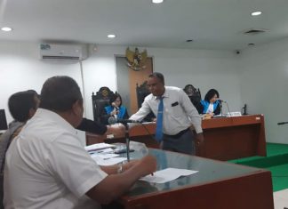 Imanuel Blegur Beberkan Alasannya Gugat SK Mendagri Dr. Imanuel E. Blegur (duduk) ketika menghadiri sidang gugatan Administratif di PTUN Jakarta.