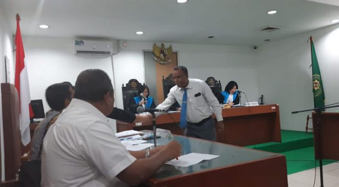 Imanuel Blegur Beberkan Alasannya Gugat SK Mendagri Dr. Imanuel E. Blegur (duduk) ketika menghadiri sidang gugatan Administratif di PTUN Jakarta.