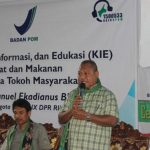 Komisi IX DPR dan BPOM Kupang Sosialisasi Obat dan Makanan di Alor Anggota Komisi IX DPR RI Dr. Imanuel E. Blegur dan Kelapa Balai POM Kupang Drs. Sem Lapik, A.Pt.,M.Sc, ketika Sosialisasi Obat dan Makanan di Kelurahan Wetabua, Selasa (6/8).