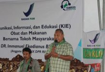 Komisi IX DPR dan BPOM Kupang Sosialisasi Obat dan Makanan di Alor Anggota Komisi IX DPR RI Dr. Imanuel E. Blegur dan Kelapa Balai POM Kupang Drs. Sem Lapik, A.Pt.,M.Sc, ketika Sosialisasi Obat dan Makanan di Kelurahan Wetabua, Selasa (6/8).