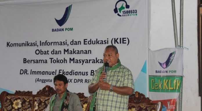 Komisi IX DPR dan BPOM Kupang Sosialisasi Obat dan Makanan di Alor Anggota Komisi IX DPR RI Dr. Imanuel E. Blegur dan Kelapa Balai POM Kupang Drs. Sem Lapik, A.Pt.,M.Sc, ketika Sosialisasi Obat dan Makanan di Kelurahan Wetabua, Selasa (6/8).