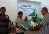 Imanuel Blegur Sosialisasi BPJS Tenaga Kerja di Alor Imanuel E. Blegur menyerahkan kartu BPJS Tenaga Kerja secara simbolis kepada warga Desa Aimoli, Senin (5/8/2019).