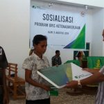 Imanuel Blegur Sosialisasi BPJS Tenaga Kerja di Alor Imanuel E. Blegur menyerahkan kartu BPJS Tenaga Kerja secara simbolis kepada warga Desa Aimoli, Senin (5/8/2019).