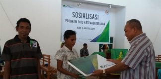 Imanuel Blegur Sosialisasi BPJS Tenaga Kerja di Alor Imanuel E. Blegur menyerahkan kartu BPJS Tenaga Kerja secara simbolis kepada warga Desa Aimoli, Senin (5/8/2019).