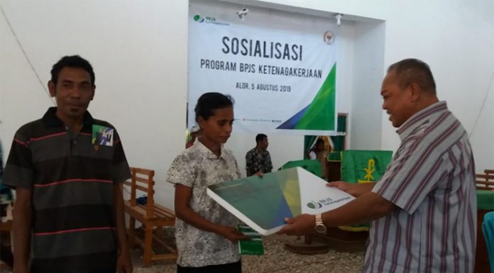 Imanuel Blegur Sosialisasi BPJS Tenaga Kerja di Alor Imanuel E. Blegur menyerahkan kartu BPJS Tenaga Kerja secara simbolis kepada warga Desa Aimoli, Senin (5/8/2019).
