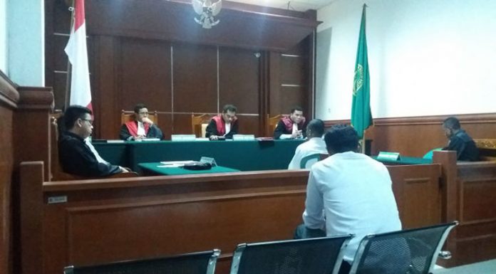 Nakhoda KM Nusa Kenari II Divonis Hakim 5 Tahun, Denda Rp 500 Juta Sidang putusan terdakwa KM Nusa Kenari II, Piterson Plaituka, Rabu (25/9) di PN Kalabahi Jl. Jend. Sudirman Kalabahi Timur.