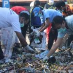 2019, Plastic Free Catat 47% Sampah Alor dari Plastik Lunak WWF dan KNPI Alor bersihkan sampah di Pasar Kadelang, Jumat (16/8).