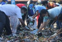 2019, Plastic Free Catat 47% Sampah Alor dari Plastik Lunak WWF dan KNPI Alor bersihkan sampah di Pasar Kadelang, Jumat (16/8).