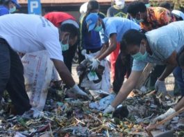 2019, Plastic Free Catat 47% Sampah Alor dari Plastik Lunak WWF dan KNPI Alor bersihkan sampah di Pasar Kadelang, Jumat (16/8).