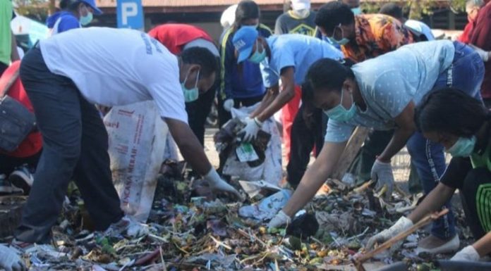 2019, Plastic Free Catat 47% Sampah Alor dari Plastik Lunak WWF dan KNPI Alor bersihkan sampah di Pasar Kadelang, Jumat (16/8).
