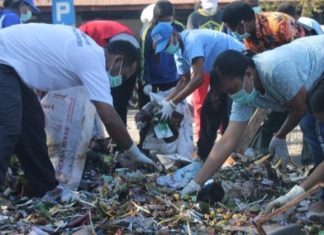 WWF dan KNPI Alor Bersih Sampah di Kadelang WWF, KNPI Alor dan komunitas pemuda foto bersama usai bersih sampah di Pasar Kadelang, Jumat (16/8).