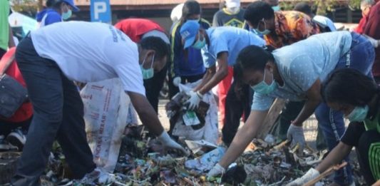 WWF dan KNPI Alor Bersih Sampah di Kadelang WWF, KNPI Alor dan komunitas pemuda foto bersama usai bersih sampah di Pasar Kadelang, Jumat (16/8).