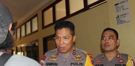 NTT Aman Jelang Pelantikan Presiden Kapolda NTT Irjen Pol. H. Hamidin saat Konpers di Kalabahi, Senin (30/9). Kapolda didampingi Kapolres Alor AKBP Patar Silalahi, S.IK (kanan).