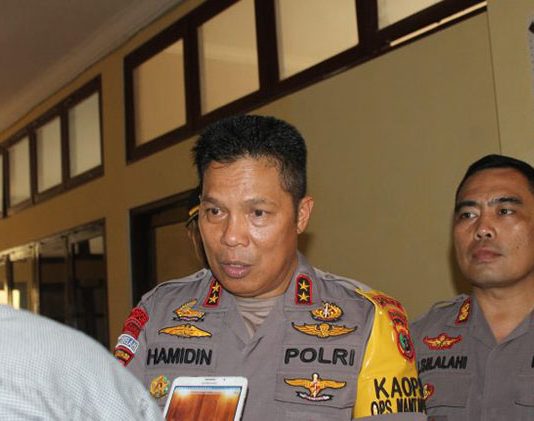 NTT Aman Jelang Pelantikan Presiden Kapolda NTT Irjen Pol. H. Hamidin saat Konpers di Kalabahi, Senin (30/9). Kapolda didampingi Kapolres Alor AKBP Patar Silalahi, S.IK (kanan).