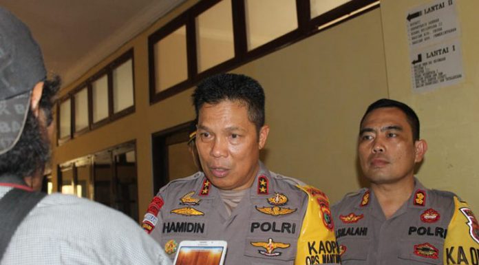 NTT Aman Jelang Pelantikan Presiden Kapolda NTT Irjen Pol. H. Hamidin saat Konpers di Kalabahi, Senin (30/9). Kapolda didampingi Kapolres Alor AKBP Patar Silalahi, S.IK (kanan).