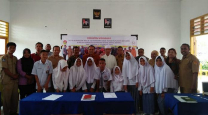 Korwas Buka Kegiatan Workshop K 2013 di SMKN Ampera Korwas SMA/SMK Angrith Akal foto bersama usai membuka Kegiatan Workshop Kurikulum 2013 dan Rapat Kerja di SMKN Ampera.