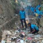 Mahasiswa Untrib Bersihkan Sampah di Kota Kalabahi Mahasiswa baru Untrib sedang bersihkan sampah di Kali Kampung Baru menuju Kelurahan Wetabua, Jumat (6/9). (Foto: Doc Panitia).