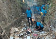 Mahasiswa Untrib Bersihkan Sampah di Kota Kalabahi Mahasiswa baru Untrib sedang bersihkan sampah di Kali Kampung Baru menuju Kelurahan Wetabua, Jumat (6/9). (Foto: Doc Panitia).