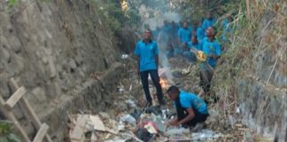 Mahasiswa Untrib Bersihkan Sampah di Kota Kalabahi Mahasiswa baru Untrib sedang bersihkan sampah di Kali Kampung Baru menuju Kelurahan Wetabua, Jumat (6/9). (Foto: Doc Panitia).