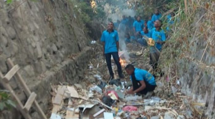 Mahasiswa Untrib Bersihkan Sampah di Kota Kalabahi Mahasiswa baru Untrib sedang bersihkan sampah di Kali Kampung Baru menuju Kelurahan Wetabua, Jumat (6/9). (Foto: Doc Panitia).