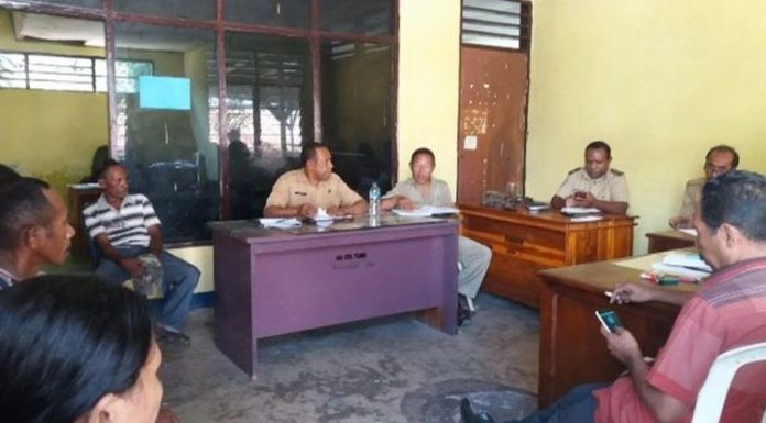 Mediasi Nakertrans, Kontraktor Sanggupi Bayar Upah Pekerja Proyek Air Kolana Kabid PHI Dominggus Plaikol saat pandu Mediasi Upah Pekerja Proyek Air Kolana Utara di Disnaker Alor baru-baru ini.