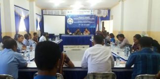 PT Asuh Lokakarya Sistem Penjaminan Mutu Eksternal di Untrib Rektor Untrib Alvonso F. Gorang, S.Sos.,MM (tengah), didampingi Ir. Hanny H. Tumbelaka, M.Sc, Ph.D dan Drs. Heri Saptono Warpindyasmoro, M.Si pada acara Lokakarya SPMPE, Selasa (23/7) di Aula Untrib Kalabahi.