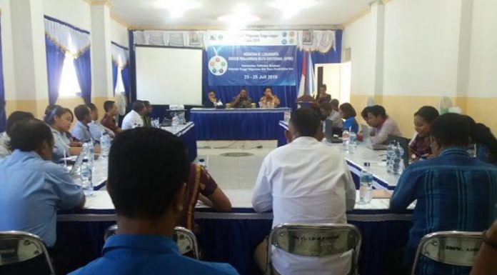 PT Asuh Lokakarya Sistem Penjaminan Mutu Eksternal di Untrib Rektor Untrib Alvonso F. Gorang, S.Sos.,MM (tengah), didampingi Ir. Hanny H. Tumbelaka, M.Sc, Ph.D dan Drs. Heri Saptono Warpindyasmoro, M.Si pada acara Lokakarya SPMPE, Selasa (23/7) di Aula Untrib Kalabahi.