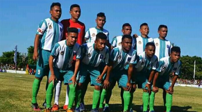 ETMC 2019, Persap Alor Bantai Putra Oesao 2-0 Tim Persap Alor foto bersama sebelum lawan Tim Putra Oesao FC, Sabtu (6/7). (Sumber: dok Persap Alor).