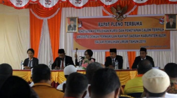 KPU Tetapkan 30 Anggota DPRD Alor Setelah Terima Putusan MK Rapat Pleno Terbuka penetapan kursi dan calon terpilih Anggota DPRD Alor Tahun 2019, Sabtu (10/8), di ruang sidang KPU, Kalabahi.