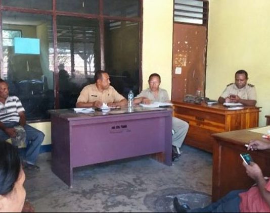 Pekerja Proyek Air Kolana Kesal, Tiga Kali Nakertrans Alor Gagal Mediasi Bayar Upah Sidang mediasi upah pekerja proyek air Kolana Utara di kantor Nakertrans Alor, Senin (1/7/2019).