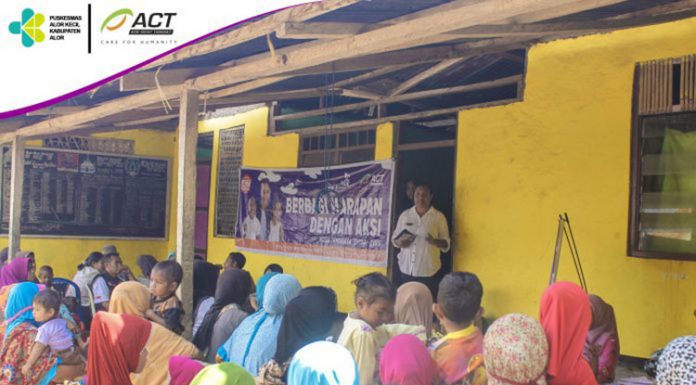 Puskesmas Alor Kecil Gandeng ACT dan Dairy Milk Cegah Stunting di Alor Kapus Alor Kecil Susantje Y. Moldena memberikan penjelasan cegah stunting dan lengkapi Imunisasi di Posyandu Bampalola, Rabu (21/8).