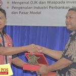 Rektor Untrib Buka Kegiatan OJK Mengajar di Kalabahi Rektor Untrib Alvonso F. Gorang, S.Sos.,MM menyerahkan cindera mata kepada Kepala OJK Provinsi NTT Robert HP. Sianipar usai membuka acara OJK Mengajar di aula kampus Untrib Kalabahi, Kamis (22/8).