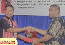 Rektor Untrib Buka Kegiatan OJK Mengajar di Kalabahi Rektor Untrib Alvonso F. Gorang, S.Sos.,MM menyerahkan cindera mata kepada Kepala OJK Provinsi NTT Robert HP. Sianipar usai membuka acara OJK Mengajar di aula kampus Untrib Kalabahi, Kamis (22/8).